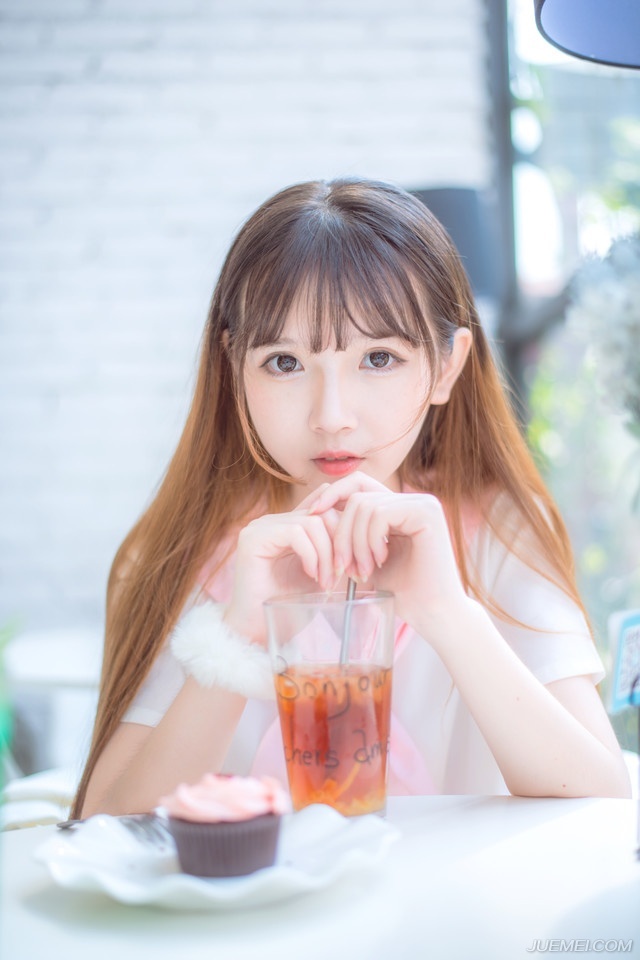 张任正在营帐里查看军饷数目，突然得知刘璝回来，也是心中一喜，自刘璝离开这一个多月来，张任的日子不太好过，不断有不利的言论从成都那边传来，一开始只是将领，到后来，这些不利的言论已经开始向军中蔓延，尤其是不少将领也在其中煽风点火，若非张任有足够的威望暂时镇压得住，这阆中大营不用敌人来攻，恐怕自己就得先乱了。